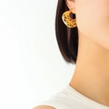 Boucle d'oreille en acier doré PVD avec motif cœur ajouré sur mannequin femme - Style de Lune Évidée (F562)