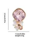 Vista detallada del dije de flor con cristal rosa y decoración de lazo de esmalte - Estilo Cristal Cuadrado Rosa y Lazo (011)