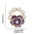 Detailansicht der Blumen-Haarklammer mit lila Emaille, weißen Perlen und Maßangaben - Lila Kamelien-Stil (01)
