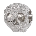 Makro-Detail der silbernen Totenkopf-Perle mit Hammerschlag-Textur für DIY-Schmuck - Silber