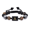 Dettaglio del bracciale in occhio di tigre con lettera A e cordino intrecciato regolabile - 19cm / Lettera A