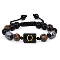 Détail du bracelet tressé en œil de tigre avec cordon réglable et breloque lettre O - 19cm / Lettre O