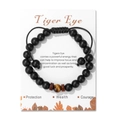 Dettaglio del bracciale con occhio di tigre, pietre nere opache e cordino intrecciato - Occhio di Tigre Giallo (Con Cartolina)