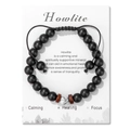 Dettaglio di howlite e perle nere opache su bracciale intrecciato regolabile con carta - Howlite (Con Cartolina)