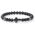 Nahaufnahme der matt schwarzen Perlen mit silbernen Akzenten und Kreuz-Charm-Armband - 19cm / Mattstein