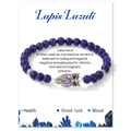 Dettaglio del bracciale di perle in lapislazzuli blu con ciondolo a forma di gufo - Lapislazzuli