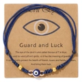 Dunkelblaues geflochtenes Evil Eye Armband mit 18k Goldperlen auf Displaykarte - Blau
