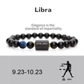 Dettaglio macro del bracciale zodiaco Bilancia con perle opache nere e pietra blu marmo - Bilancia