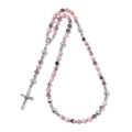 Religieuze rozenkrans ketting met roze steenkralen en zilveren kruisbeeld hanger - Roze Getextureerde Steen Stijl (LN038)