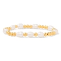 Détail de perles d'eau douce irrégulières et perles dorées sur un bracelet extensible - Mélange de Perles et Perles Dorées (2)