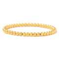 Gros plan détaillé du bracelet élastique doré avec perles de 6 mm sur fond blanc - Style Perles Dorées Brillantes (3)