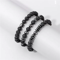 Dettaglio macro del bracciale da uomo a tre strati con pietra lavica nera e grani di ematite - Stile Pietra Lavica Nero Industriale (FK1846-19CM)