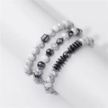 Detailansicht der dreilagigen Natursteinarmbänder mit Hämatitperlen auf dem Display - Howlith Schwarz-Weiß Stil (FK1848-19CM)