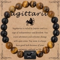 Détail du bracelet Sagittaire en oeil de tigre et onyx noir sur carte vintage - Sagittaire