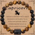 Détail du bracelet Capricorne en perles d'œil de tigre et agate noire sur sa carte - Capricorne