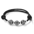Detail eines gewebten Seilarmbandes mit Sportperlen und silbernen Metall-Abstandshaltern - Schwarz Weiß