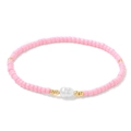 Détail de perles roses et une perle baroque sur un bracelet extensible doré - Rose