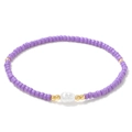 Gros plan de perles lavande et perle blanche irrégulière sur bracelet doré chic - Violet
