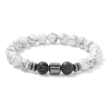 Detalle macro de cuentas de turquesa blanca y piedra de lava 8mm en pulsera elástica - Estilo Howlita Blanca (CC1383)