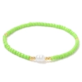 Bracelet élastique bohème avec perles vertes et perle de culture blanche baroque centrale - Vert Herbe