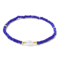 Bracelet élastique bohème avec perles bleues marine et une perle baroque blanche - Bleu foncé