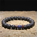 Bracciale da uomo in pietra lavica con perla blu centrale e distanziatori in legno di cocco - Stile Pietra Vulcanica Nera con Perlina Blu (FD0178-19cm)
