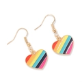 Vue détaillée des boucles d'oreilles cœur arc-en-ciel avec rayures colorées vibrantes - Style Coeur Rayures Diagonales Arc-en-Ciel(CCR003)