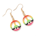Gros plan de boucles d'oreilles signe de paix dorées avec émail arc-en-ciel éclatant - Style Symbole de Paix(CCR004)