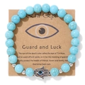 Détail du bracelet perlé Main de Fatma et Œil du Mal sur une carte cadeau culturelle - Aspect Turquoise Bleu Clair (CCA182)