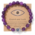 Détail du bracelet en perles violettes avec main de Fatma argentée et œil protecteur - Aspect Cristal Violet (CCA183)
