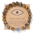 Détail du bracelet en œil de tigre avec breloque main de Hamsa sur carte présentoir - Aspect Œil de Tigre Marron (CCA187)