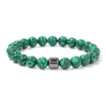 Dettaglio delle perle di malachite verde con cilindro metallico lucido sul braccialetto - Pietra pavone verde