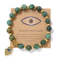 Vue détaillée du bracelet en perles Evil Eye avec breloque main de Hamsa sur carte - Style Pin Africain (CCA173)