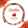 Detail eines handgewebten Karneol-Perlenarmbands mit verstellbarer Kordel und Karte - Rot Gestreifter Achat Stil (CCB073)