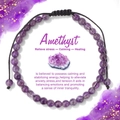 Gros plan d'un bracelet en perles d'améthyste 4mm avec cordon noir ajustable sur carte - Style Améthyste (CCB074)
