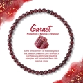 Dettaglio del bracciale di perle di granato 4mm con pietra grezza e carta energia - 19cm / Granato
