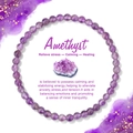 Dettaglio del bracciale con perle di ametista da 4mm su sfondo acquerello con testo - 19cm / Ametista