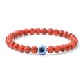 Detail eines roten Steinperlenarmbands mit einem blau-weißen Evil-Eye-Anhänger - Roter Türkis Böser Blick (6mm)