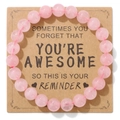 Gedetailleerd overzicht van natuurlijke roze kwarts armband op kraftpapier displaykaart - Rozenkwarts (YOU RE A W E S O Kaart)