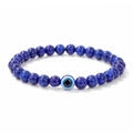 Makro-Detail des 6mm blauen Naturstein-Perlenarmbands mit Evil Eye Schutzanhänger - Lapislazuli Böser Blick (6mm)