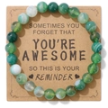 Natuurlijke groene agaat kralenarmband op een kraft cadeaubon voor verjaardagen - Groene Gestreepte Agaat (YOU RE A W E S O Kaart)