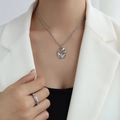 Collar de plata con colgante de tulipán ovalado hueco elegante en una modelo - 40+5cm / Plateado