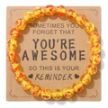 Elastische kralenarmband met doorschijnende oranje kralen op een kaart voor vrouwen - Barnsteen Stijl (YOU RE A W E S O ME Kaart)