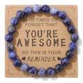 Blauwe natuurstenen kralen armband op een kraftkaart met inspirerende tekst voor haar - Blauwe Geaderde Steen (YOU RE A W E S O Kaart)