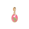 Detalle macro de dije de tulipán de esmalte rosa con marco dorado y pequeña perla - Estilo Perla Artificial Floral Ovalado (MDF552)