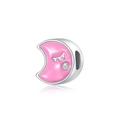 Vue macro d'un charm lune en argent avec émail rose et pierre de zircon scintillante - Breloque Expression Lune Rose (MDF475)