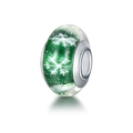 Gros plan d'une perle en verre vert avec motif flocon de neige et centre en argent - Style de Perle de Verre Flocon de Neige Vert (28)