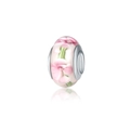 Gros plan d'une perle en verre rose motif fleur de cerisier avec noyau en argent - Bouton Rose Arrondi (18)