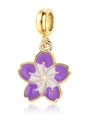 Detalle del colgante de flor de cerezo en esmalte violeta y blanco con acabado oro - Estilo Flor en Degradado Violeta y Blanco (MDF780)