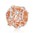 Gros plan d'un charm évidé en or rose avec zircons blancs pour bijoux DIY - Breloque Géométrique Ajourée Or Rose (CTB1072)